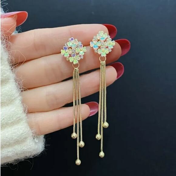 NEW Pair of long dangle floral tassel drop earrings, dangle earring, gold tassel - Picture 4 of 4